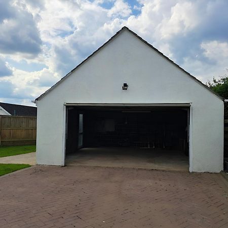 Beautiful 5 Bedroom Bungalow, Sleeps 7, In Calne Kültér fotó