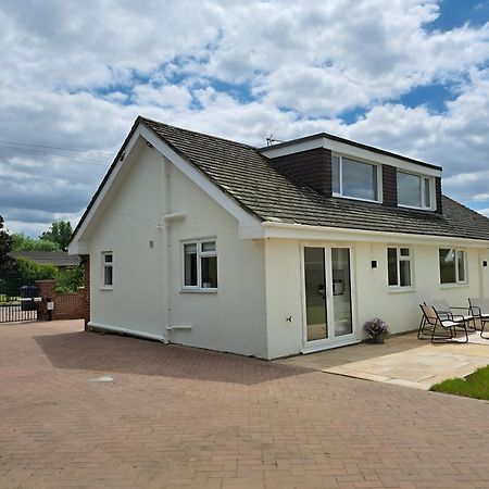 Beautiful 5 Bedroom Bungalow, Sleeps 7, In Calne Kültér fotó