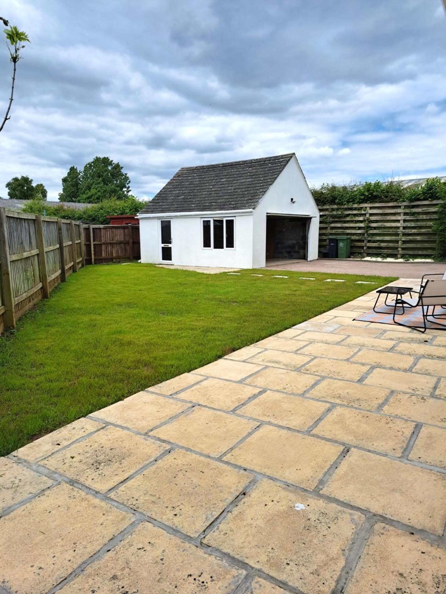 Beautiful 5 Bedroom Bungalow, Sleeps 7, In Calne Kültér fotó
