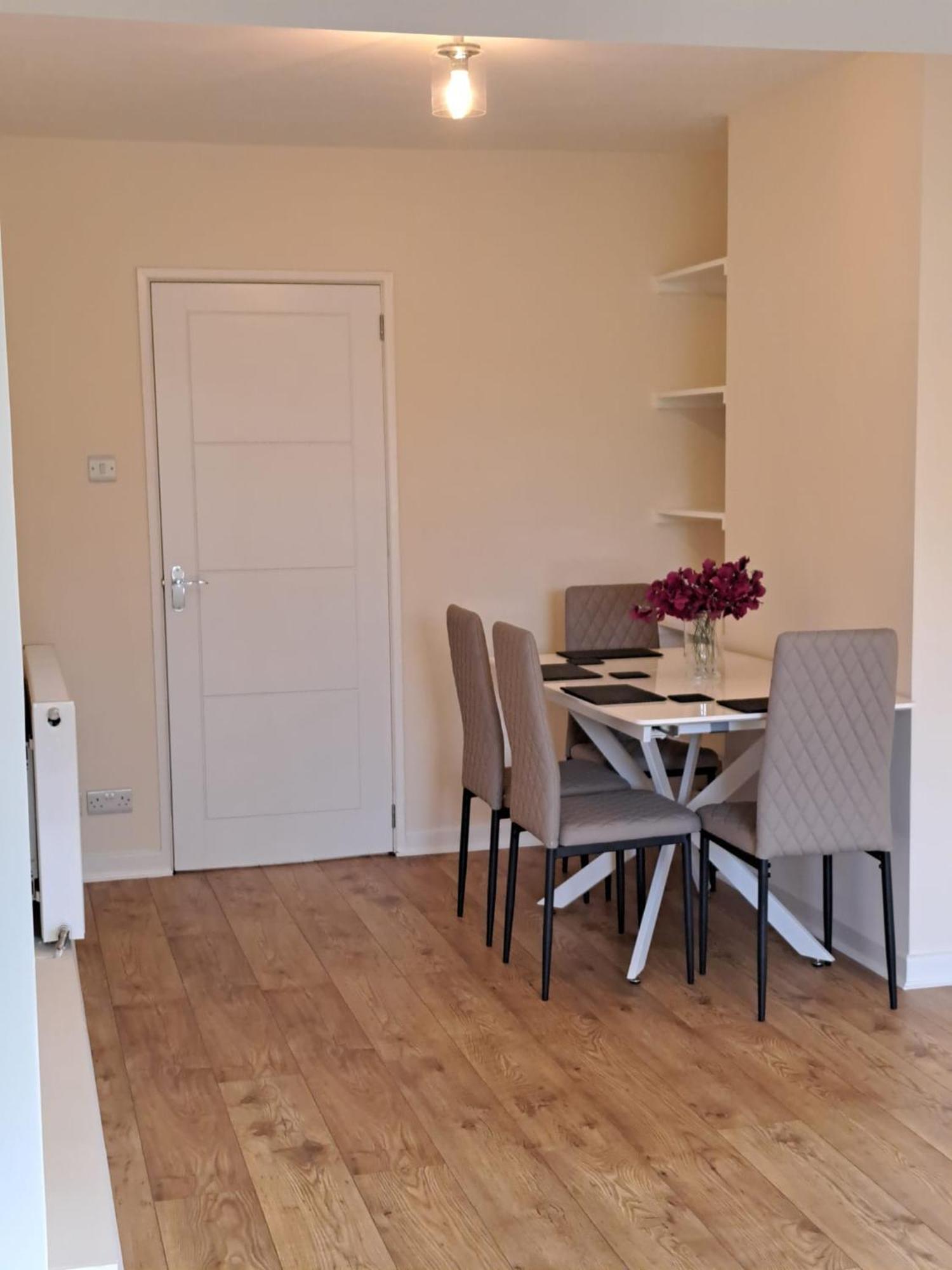 Beautiful 5 Bedroom Bungalow, Sleeps 7, In Calne Kültér fotó