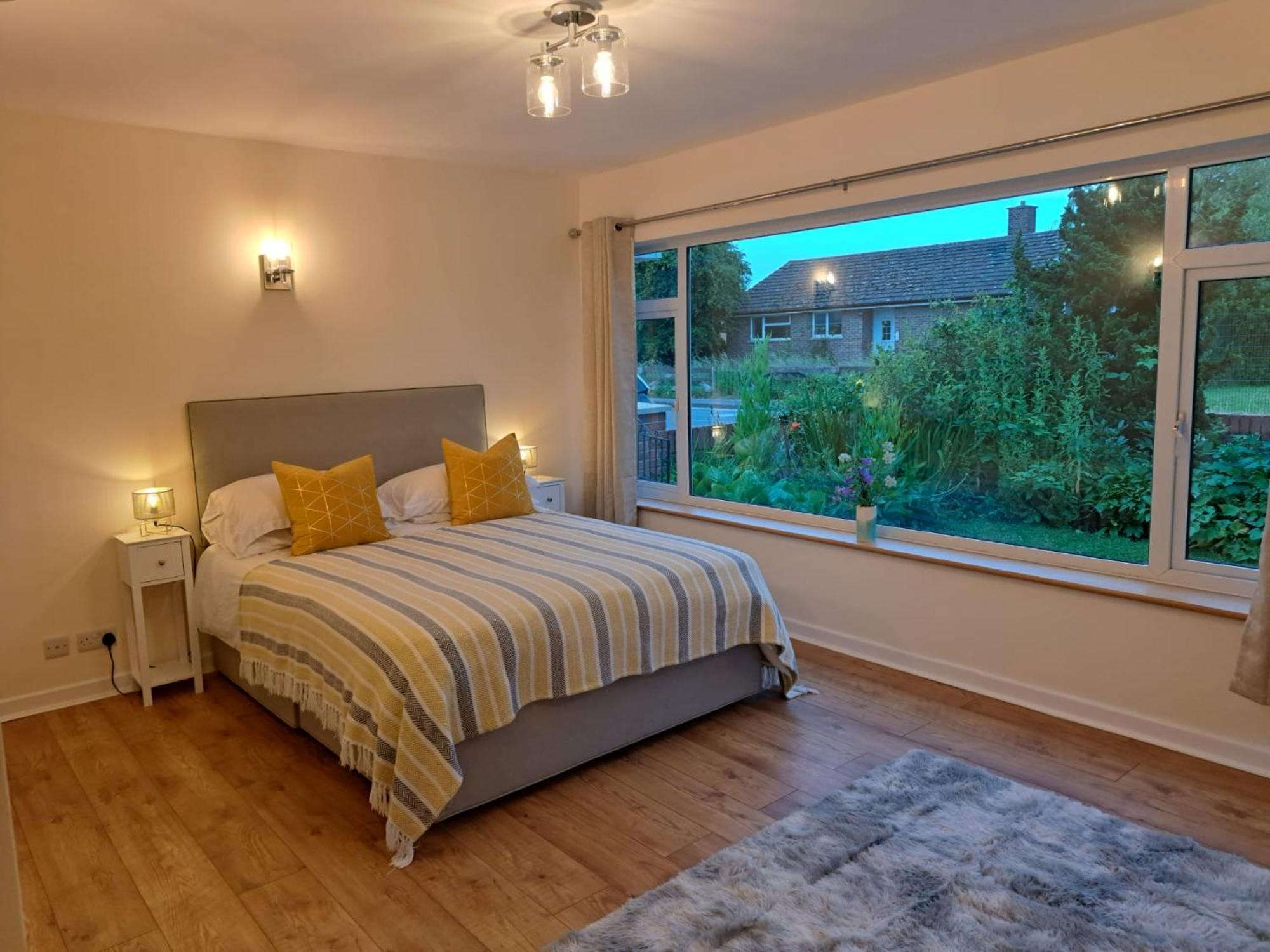Beautiful 5 Bedroom Bungalow, Sleeps 7, In Calne Kültér fotó