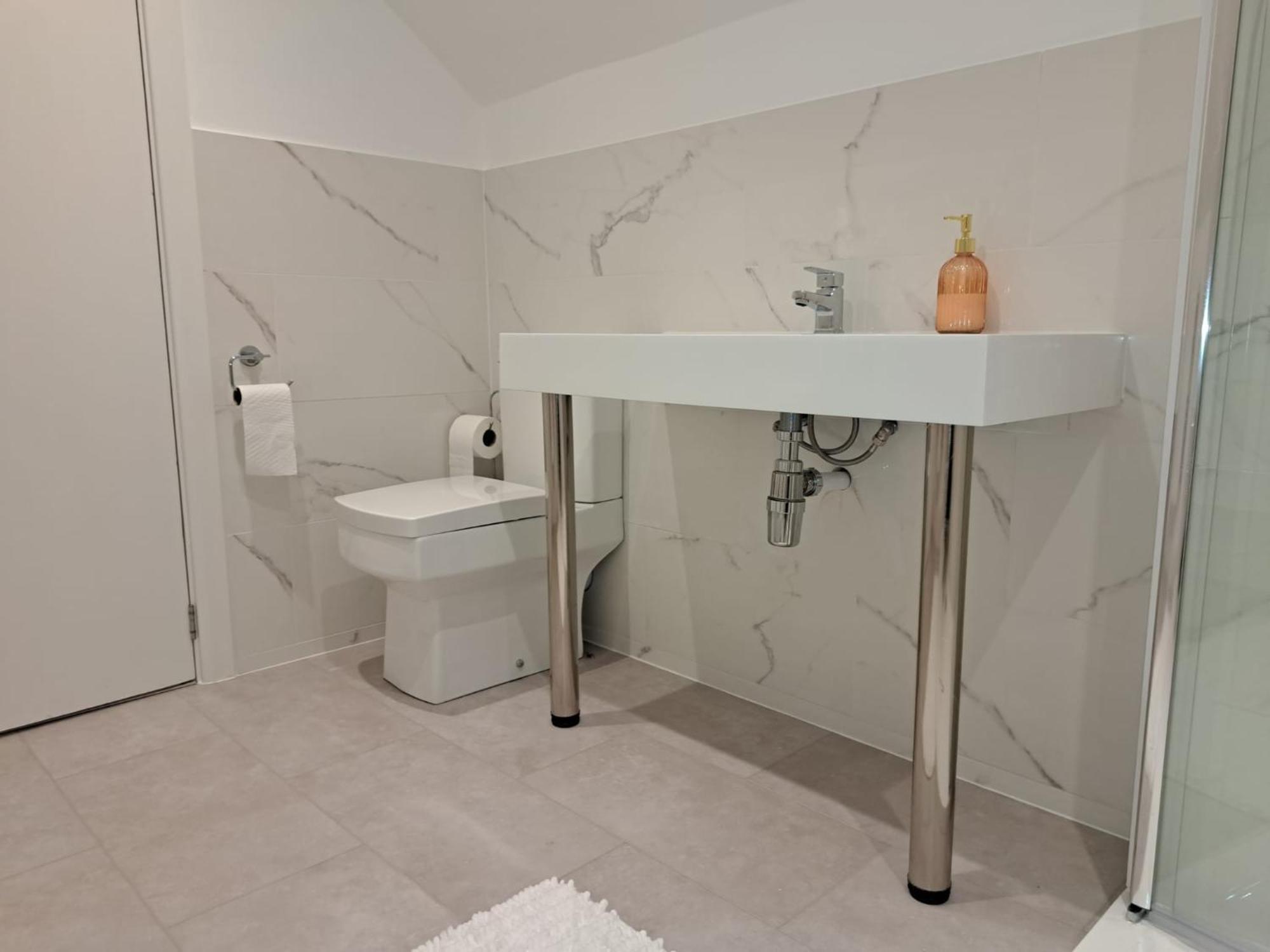 Beautiful 5 Bedroom Bungalow, Sleeps 7, In Calne Kültér fotó